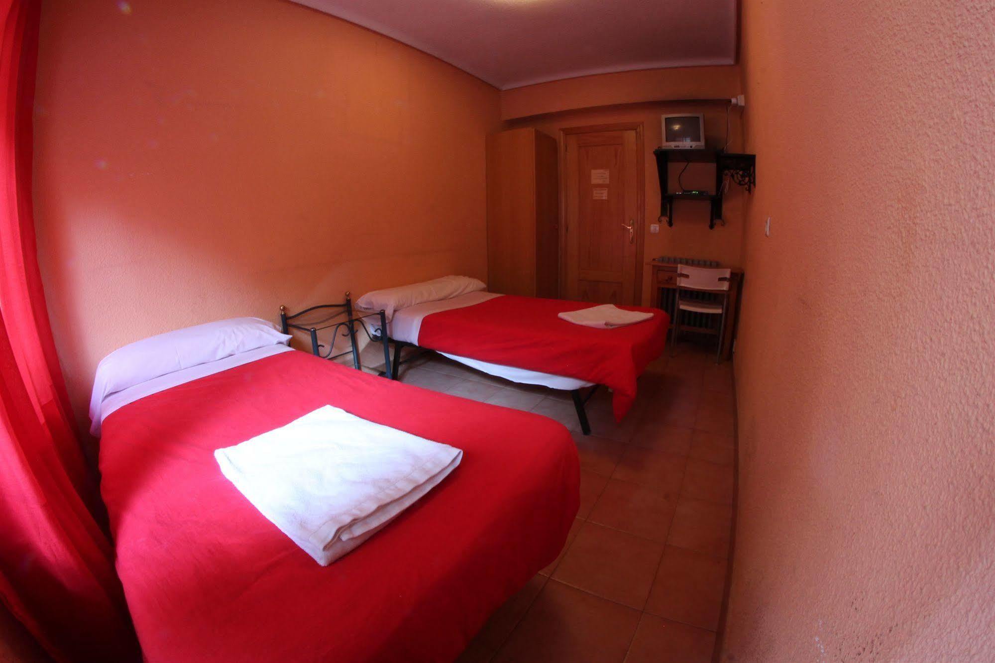 Hostal Escapat Salamanca Bagian luar foto