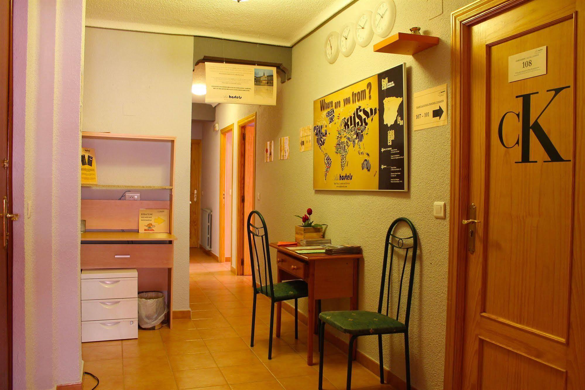 Hostal Escapat Salamanca Bagian luar foto