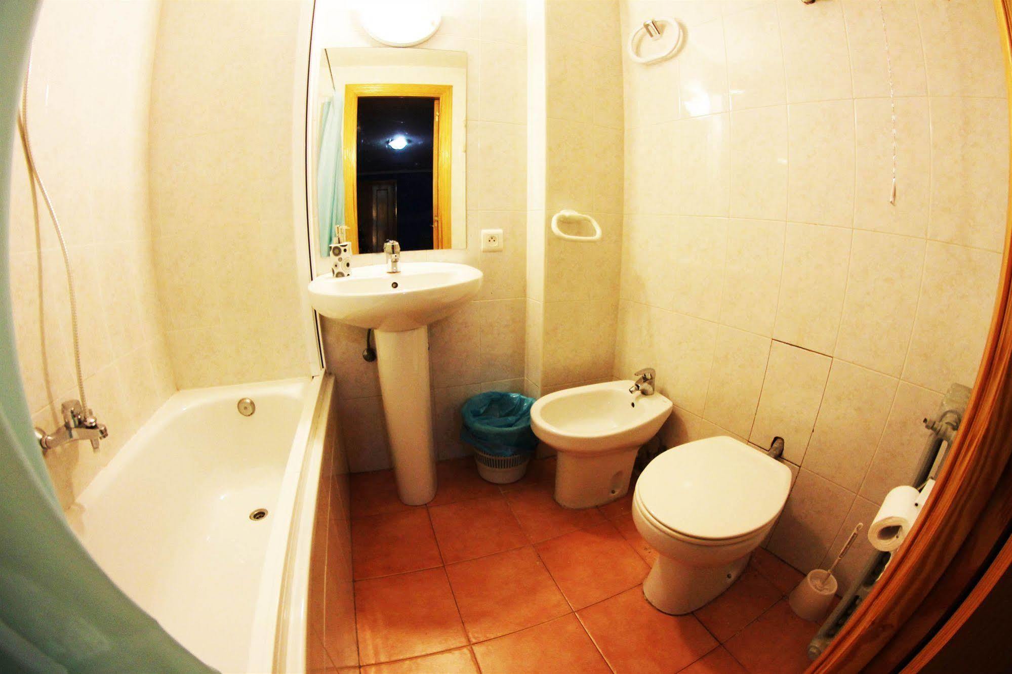 Hostal Escapat Salamanca Bagian luar foto