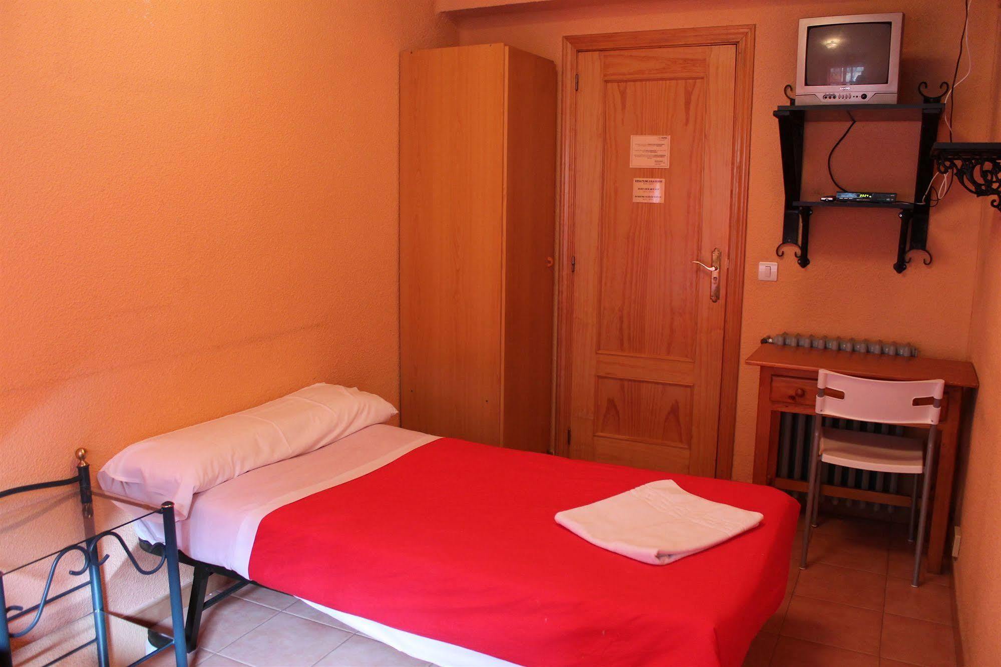 Hostal Escapat Salamanca Bagian luar foto